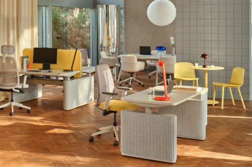 Ogi Drive - electrically adjustable desk with felt panels